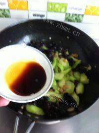 家常菜丝瓜炒木耳做法图解6)