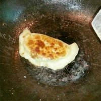 美味的韭菜盒子做法图解7)