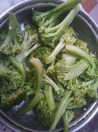口感极佳的蒜香西兰花做法图解2)