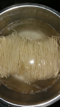 香辣美味的包菜蛋炒细面做法图解1)