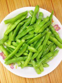 下饭的四季豆炒肉做法图解3)