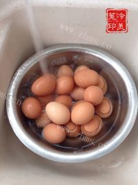 美味腌流油咸鸡蛋做法图解2)