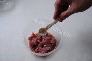 家常菜韭苔炒肉丝做法图解4)