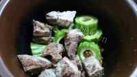 好喝的黄豆苦瓜骨头汤做法图解3)
