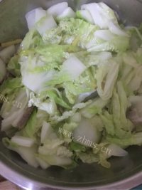 色泽鲜亮的猪肉白菜炖粉条做法图解2)