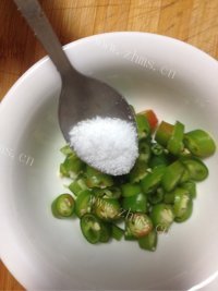 刺激味蕾的醋拌线辣椒做法图解3)