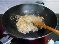 家常菜牛肉炒萝卜做法图解7)