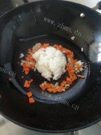 美味的韩式辣椒炒饭做法图解3)