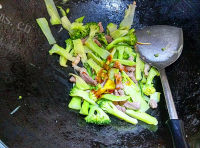家常菜肉炒西兰花做法图解6)