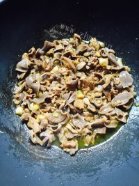 家常菜酸辣鸡杂做法图解7)