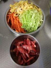 腊肠炒河粉做法图解2)