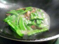 兰豆木耳蒜苗炒腊肉做法图解11)