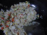 口味极佳的蔬菜蛋炒饭做法图解8)