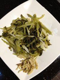 家常酸菜炒豆芽做法图解1)