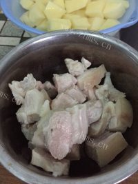 家常菜五花肉焖土豆做法图解1)
