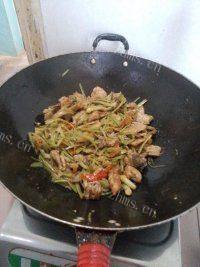 浓香的芹菜炒五花肉做法图解10)