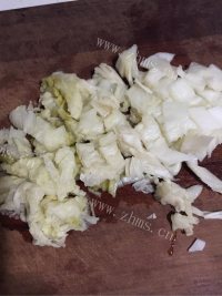家常菜酸菜猪肉炖粉条做法图解1)