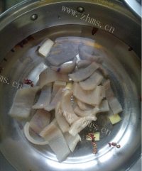 色香味浓的猪皮冻做法图解3)