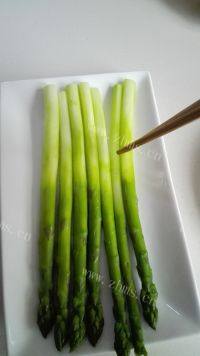 清淡的白灼芦笋做法图解4)
