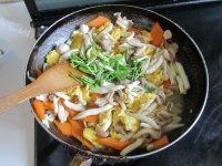 鸡蛋炒双菇做法图解9)