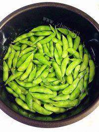 下酒菜卤毛豆做法图解2)