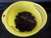 美味的金钱菇排骨汤做法图解3)
