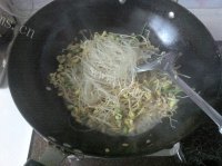 诱人的黄豆芽炒粉条做法图解6)