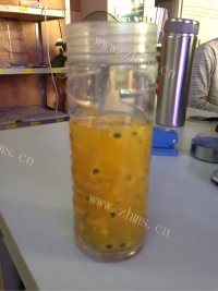 酸甜的止孕吐百香果汁做法图解4)