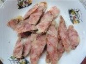 家常菜香肠炒包菜做法图解2)