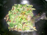 家常菜香菇炒西兰花做法图解7)