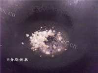 美味的蒜蓉炒三宝做法图解7)