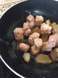 梅菜焖五花肉做法图解5)