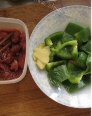 家常菜青椒爆炒牛肉做法图解2)