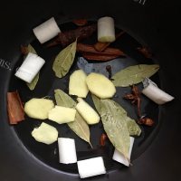 鲜美可口的五花肉炖莲藕做法图解3)