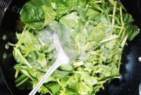 自制清炒菠菜做法图解3)