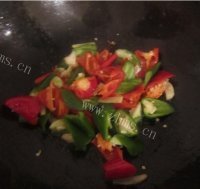 美味的青红椒炒回锅肉做法图解7)