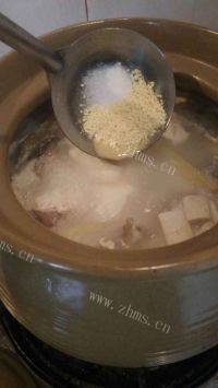 口感极佳的鱼头豆腐汤做法图解7)