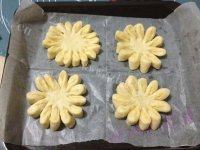 「DIY美食」椰蓉花形面包做法图解15)