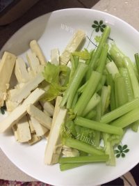 家庭版芹菜炒香干做法图解1)