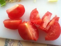 美味的蒲公英拌番茄做法图解5)