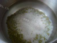 鲜香的绿豆大米粥做法图解3)