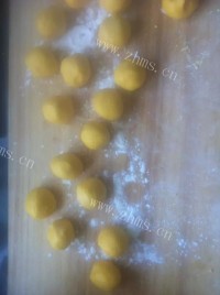 色泽鲜亮的南瓜饼做法图解3)