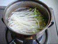 自制豆芽虾仁烟肉卷做法图解3)