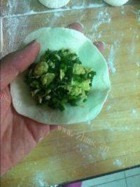 自己做的韭菜鸡蛋虾皮包子做法图解9)
