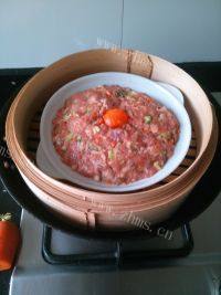 美味的咸蛋蒸肉饼做法图解5)