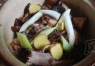 丝瓜香菇鸭架汤的做法图解三