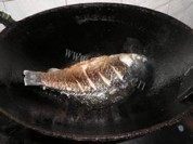 口感丰富的鲫鱼塞肉做法图解5)