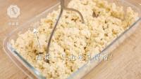 美味的香椿拌豆腐做法图解3)