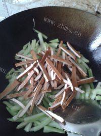 家常菜芹菜炒豆腐干做法图解5)