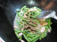 家常菜豆角炒鸡肉做法图解9)